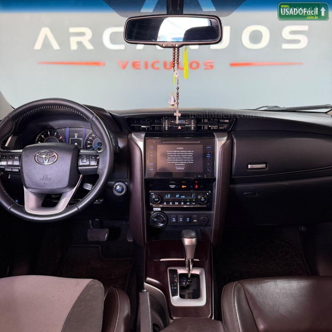 TOYOTA Hilux SW4 SRX 2.8 4x4 TDI Automático Diesel 5 Lugares 2016/2017 — foto 15 de 27