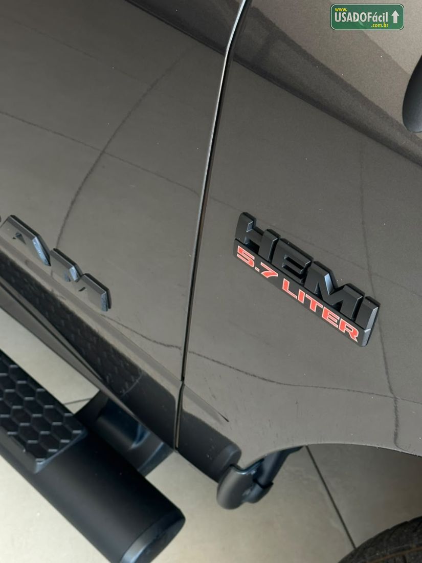RAM Ram Classic Laramie Night Edition 5.7 4X4 Automático 2022/2022 — foto 9 de 24