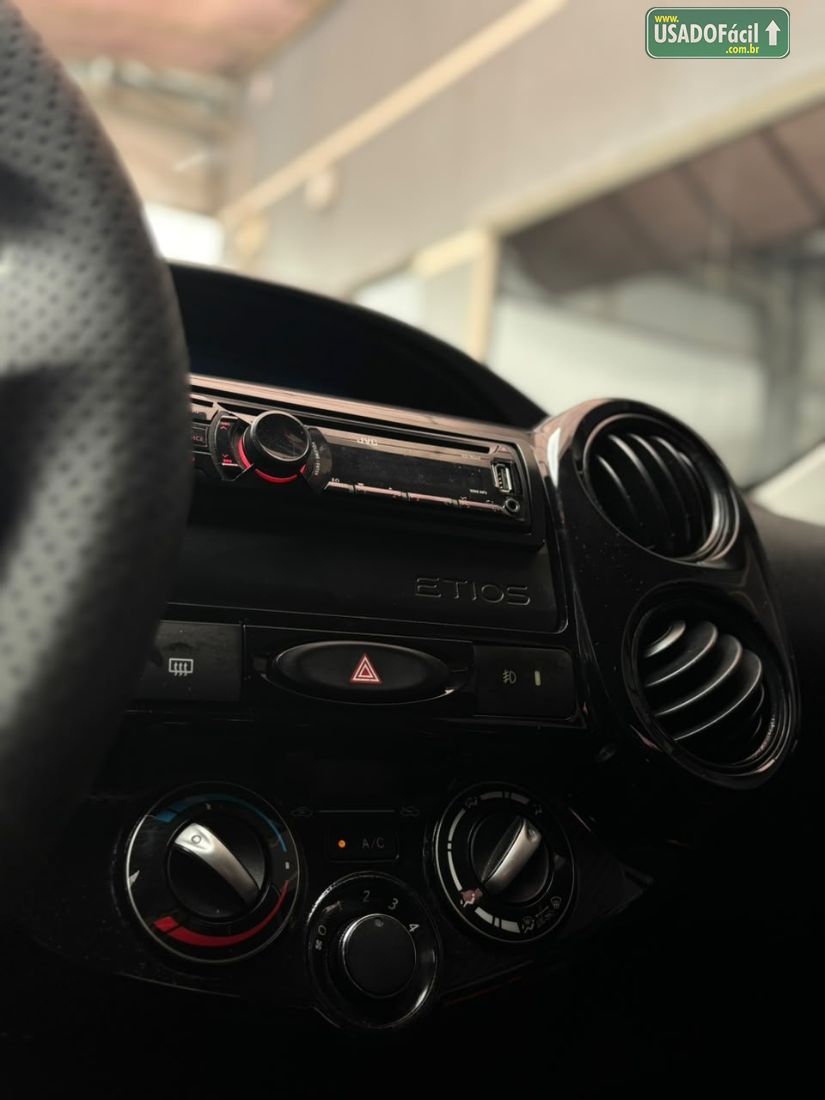 Toyota Etios Hatch 1.3 Mecânico Flex 2014/2014 — foto 11 de 17