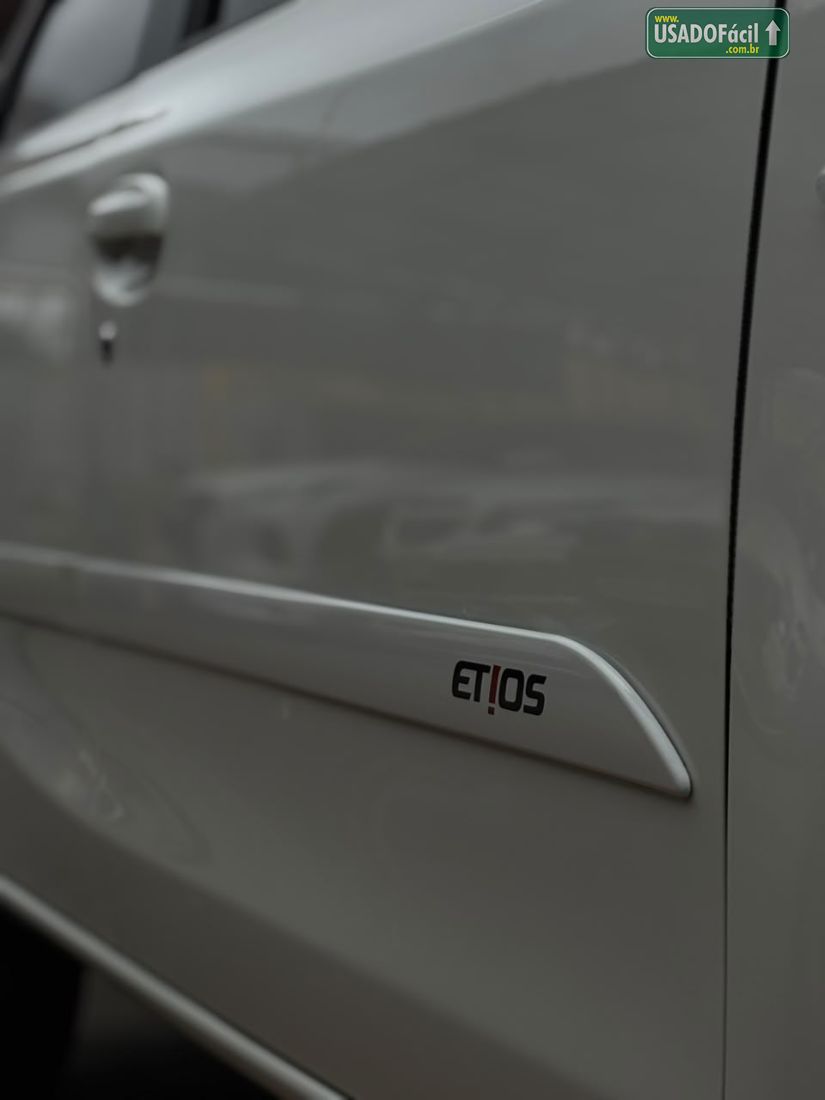 Toyota Etios Hatch 1.3 Mecânico Flex 2014/2014 — foto 17 de 17