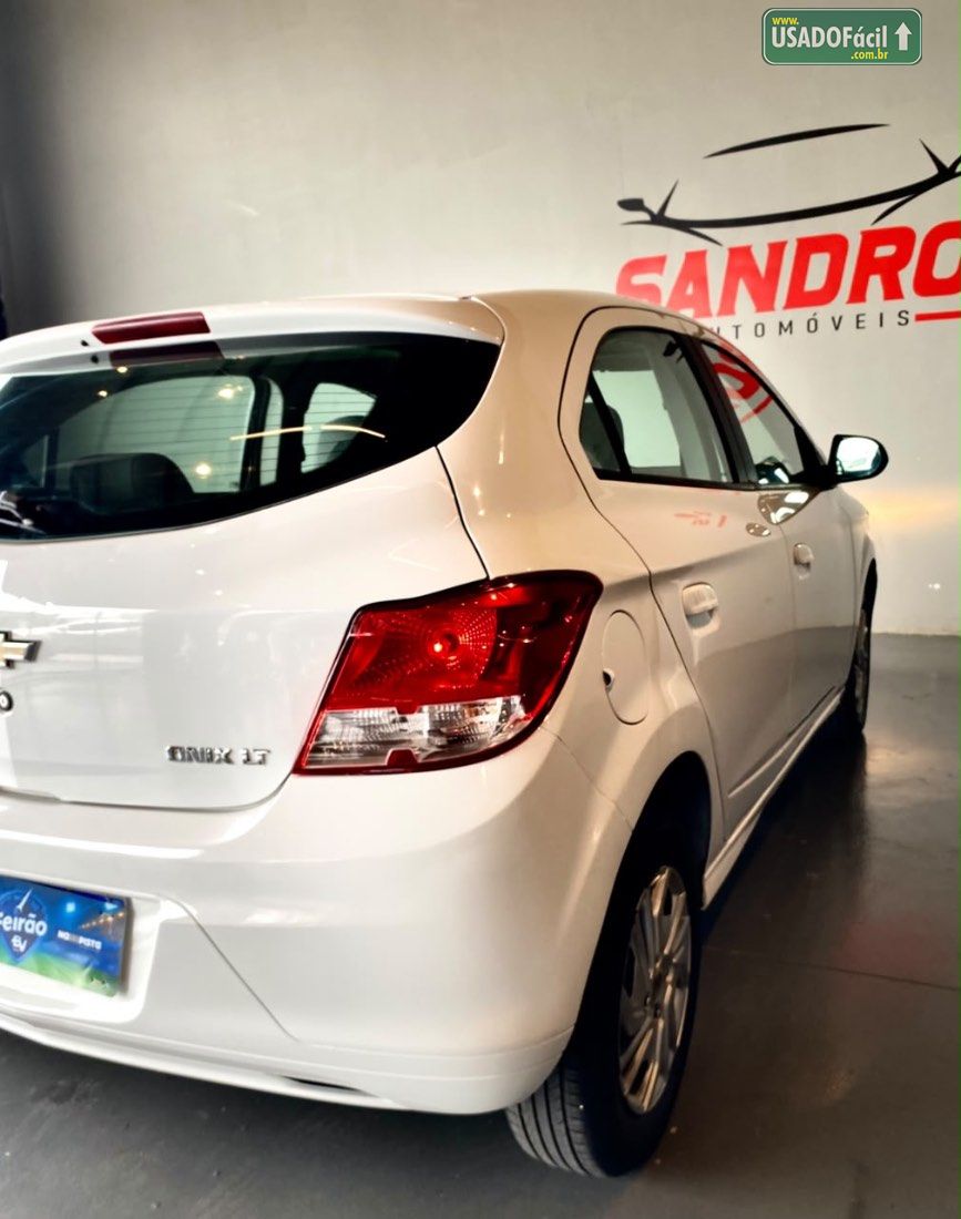 CHEVROLET/GM Onix Hatch LT 1.0 Mecânico Flex 2015/2016 — foto 13 de 35