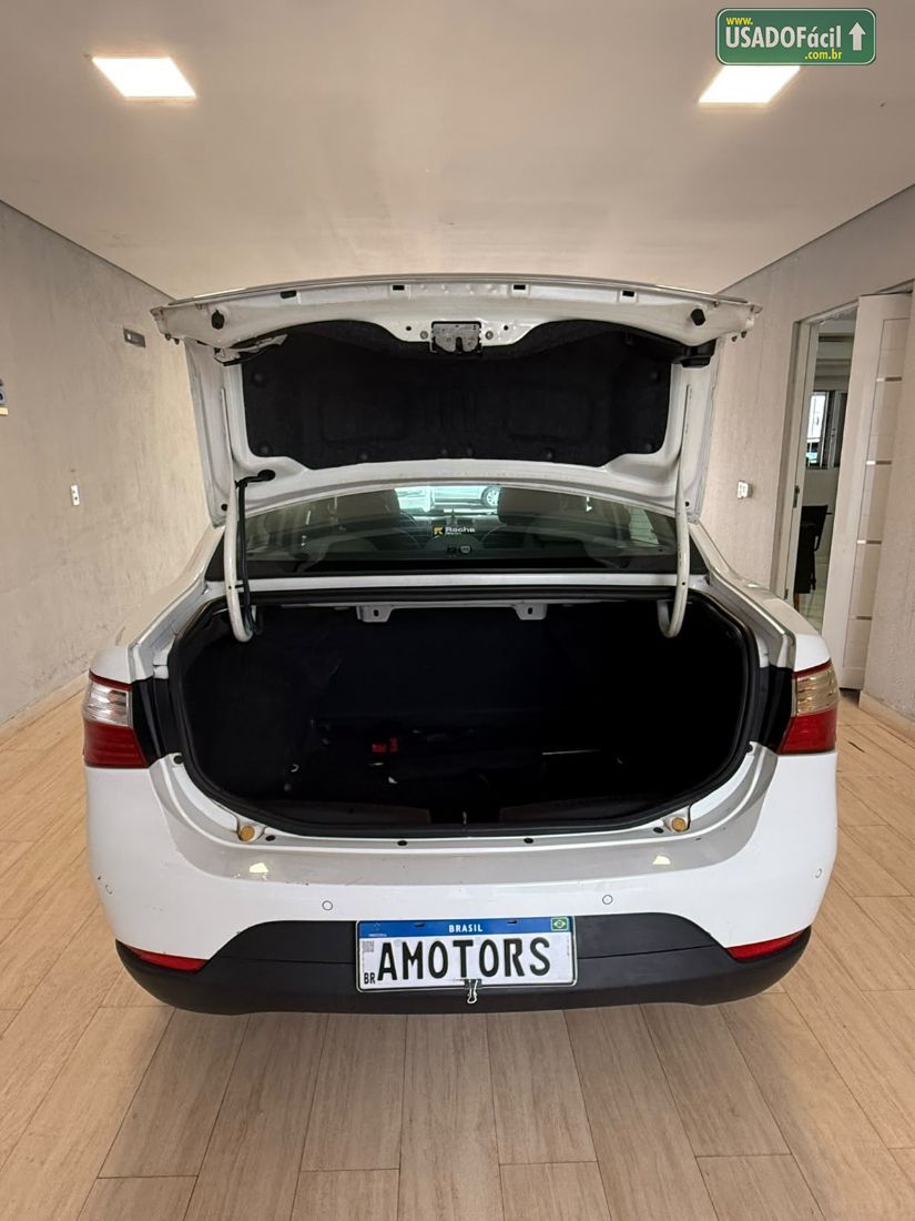 Fiat Grand Siena Essence 1.6 Flex 2015/2015 — foto 17 de 19