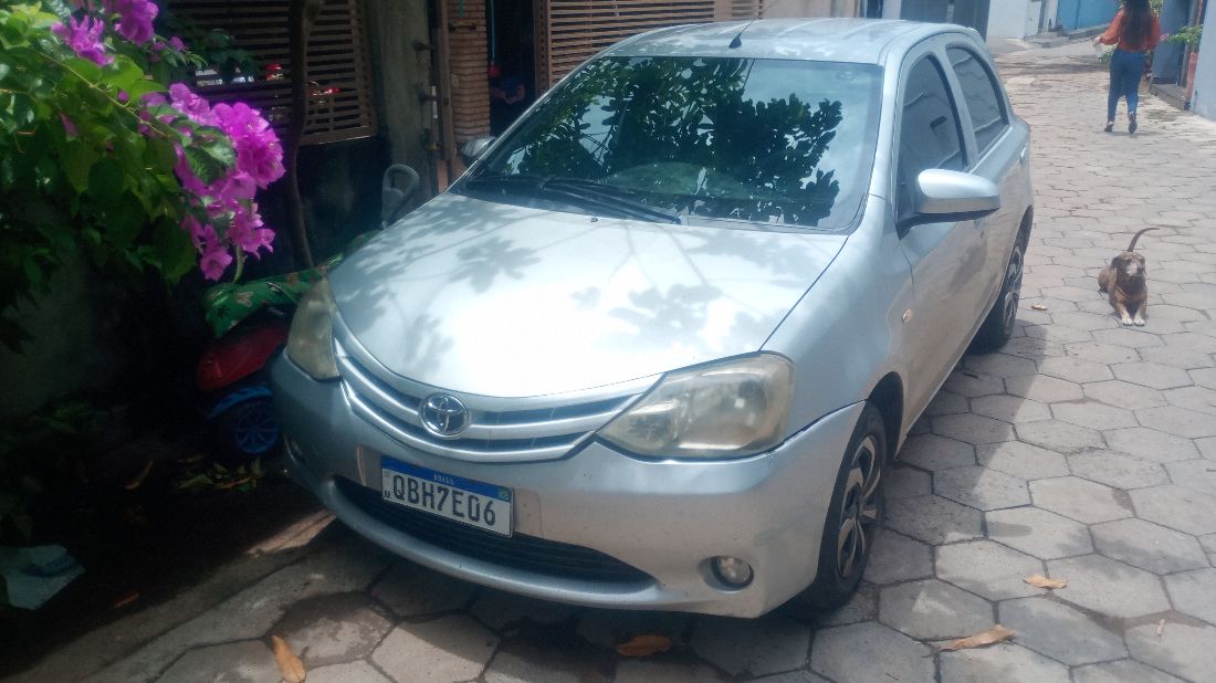Toyota Etios Hatch 1.3 Mecânico Flex 2014/2014 — foto 2 de 4