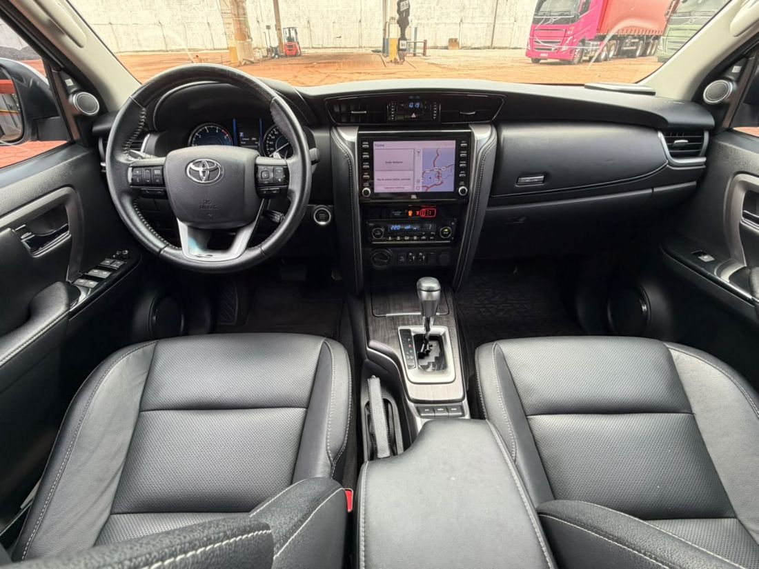 Toyota Hilux SW4 SRX 2.8 4x4 TDI Automático Diesel 2021/2021 — foto 6 de 9