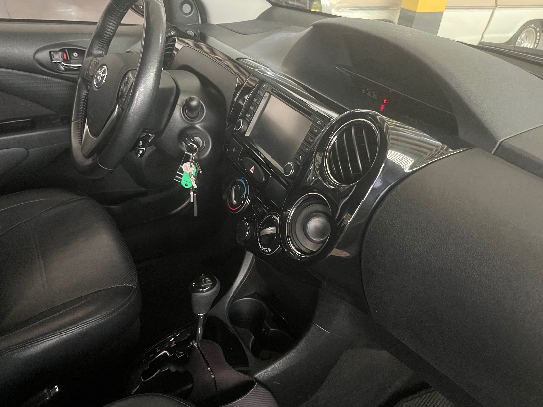 Toyota Etios Hatch Platinum 1.5 Automático Flex 2018/2018 — foto 11 de 13