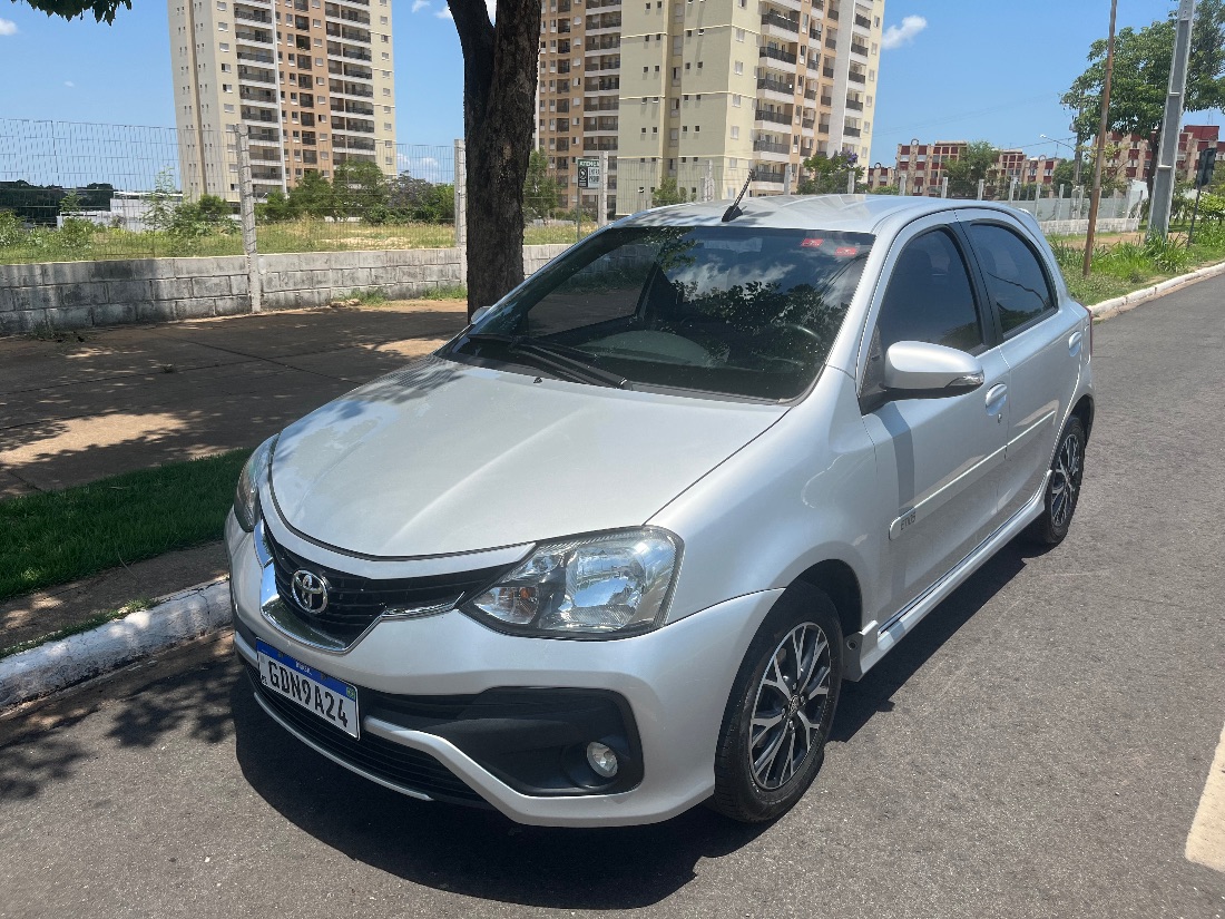 Toyota Etios Hatch Platinum 1.5 Automático Flex 2018/2018 — foto 2 de 13