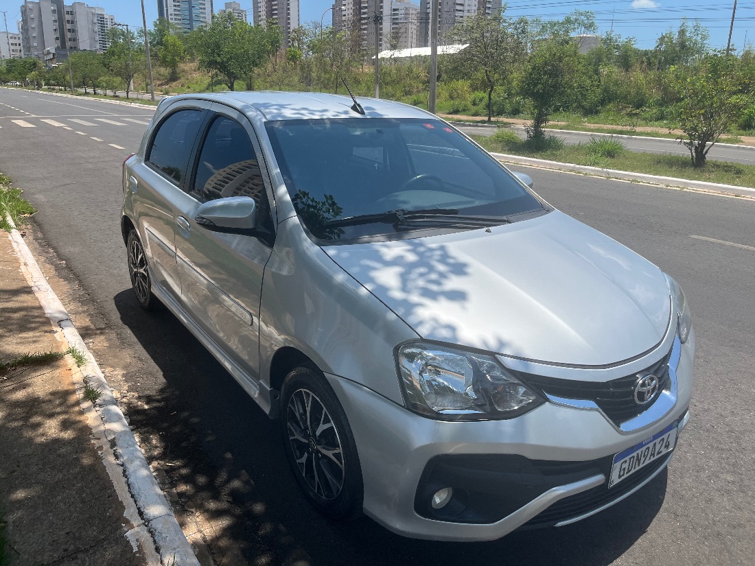 Toyota Etios Hatch Platinum 1.5 Automático Flex 2018/2018 — foto 3 de 13