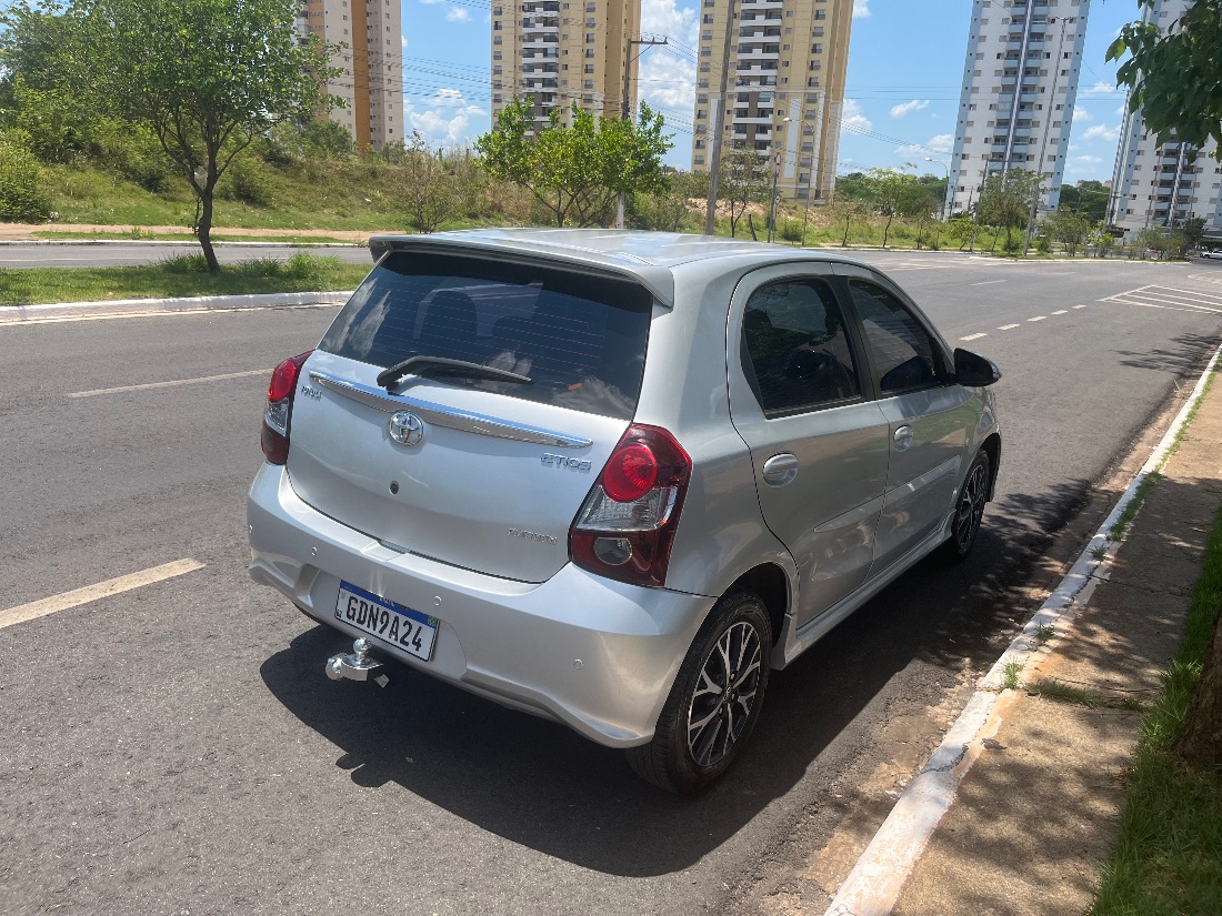 Toyota Etios Hatch Platinum 1.5 Automático Flex 2018/2018 — foto 4 de 13