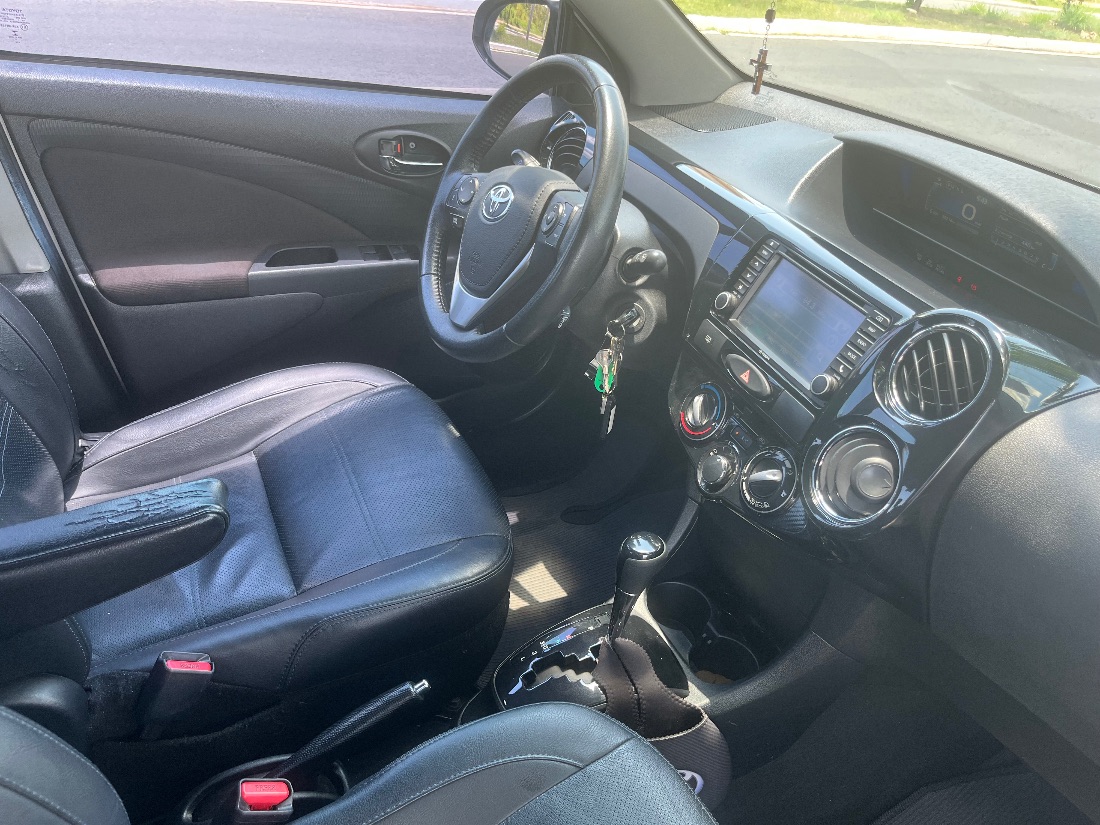 Toyota Etios Hatch Platinum 1.5 Automático Flex 2018/2018 — foto 6 de 13
