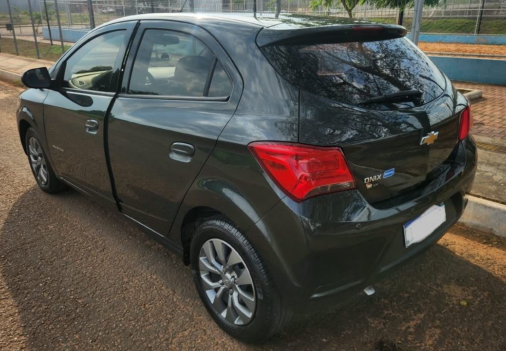 CHEVROLET/GM Onix Hatch Advantage 1.4 Automático Flex 2018/2018 — foto 2 de 7