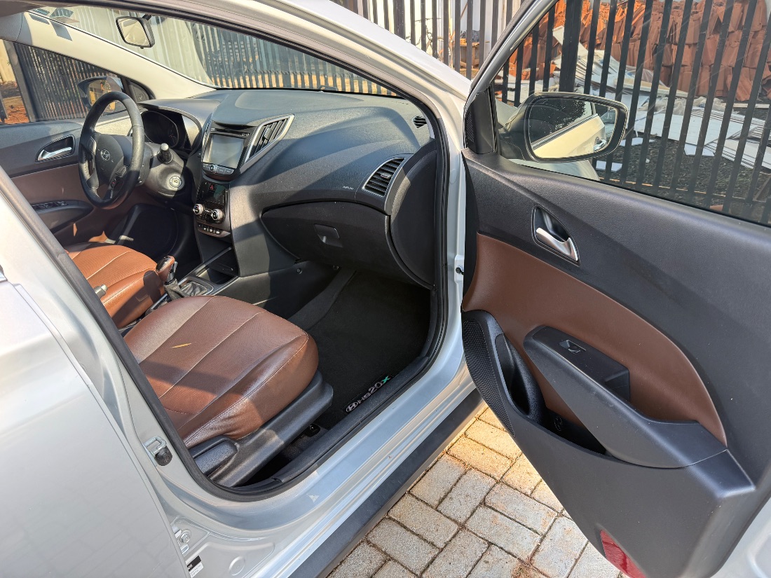 Hyundai HB20X Hatch Premium 1.6 Automático Flex 2016/2016 — foto 3 de 15