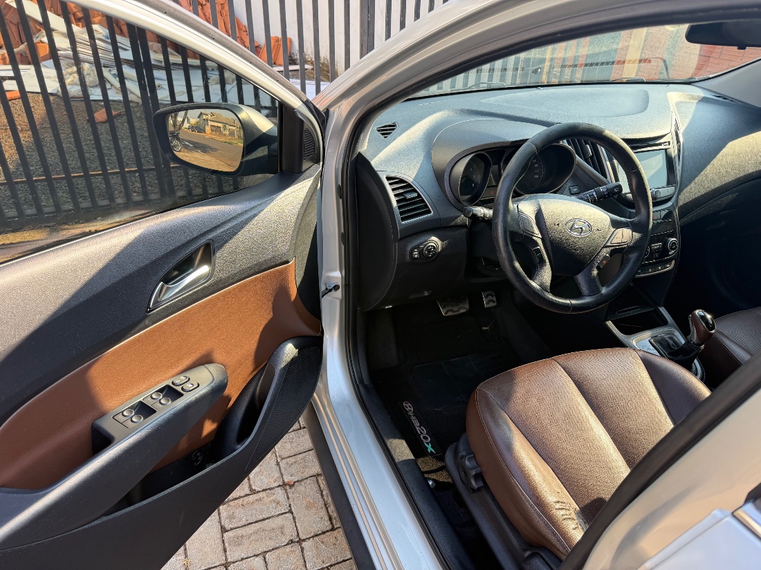 Hyundai HB20X Hatch Premium 1.6 Automático Flex 2016/2016 — foto 6 de 15