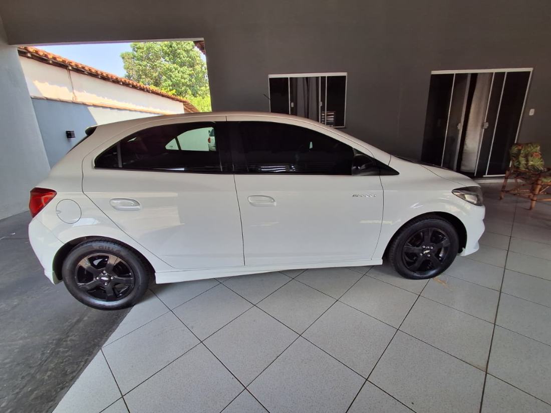 CHEVROLET/GM Onix Hatch Effect 1.4 Mecânico Flex 2019/2019 — foto 3 de 9