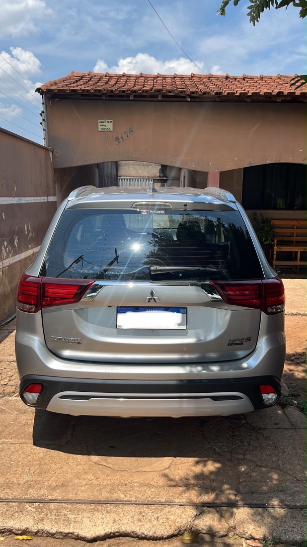 Mitsubishi Outlander HPE-S 2.2 4x4 Automático Diesel 2020/2021 — foto 2 de 10