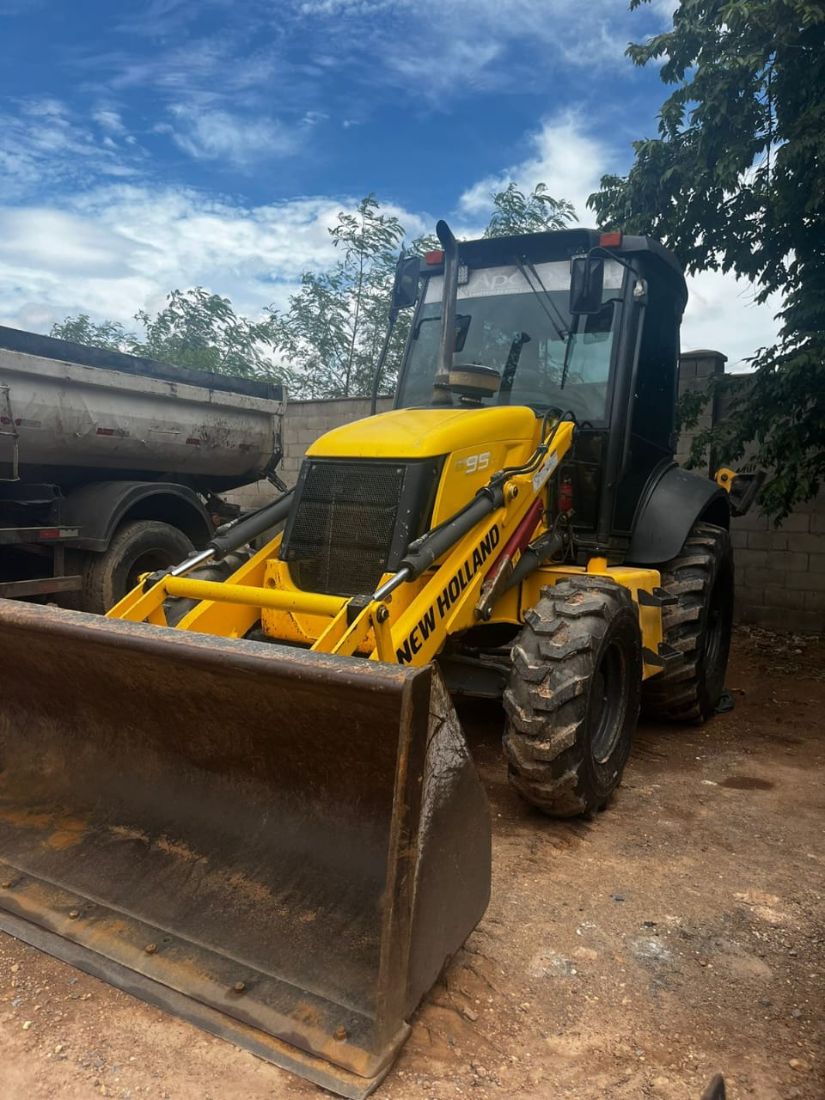 New Holland Retroescavadeira b95b 2020/2020 — foto 2 de 6