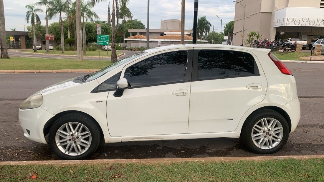 Fiat Punto Essence 1.8 Flex 5P 2010/2011 — foto 8 de 13